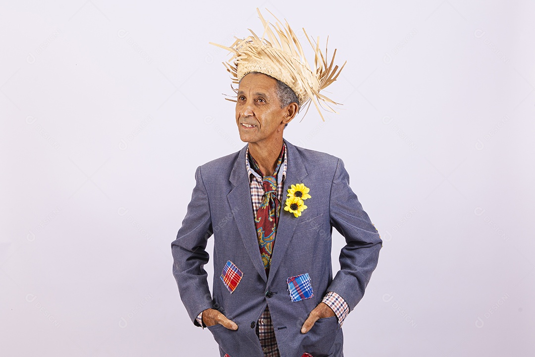 Homem com trajes para comemorar festa junina