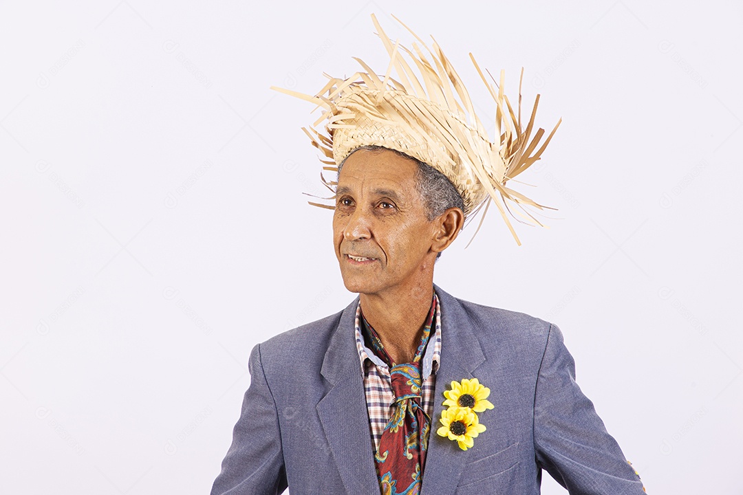 Homem com trajes para comemorar festa junina