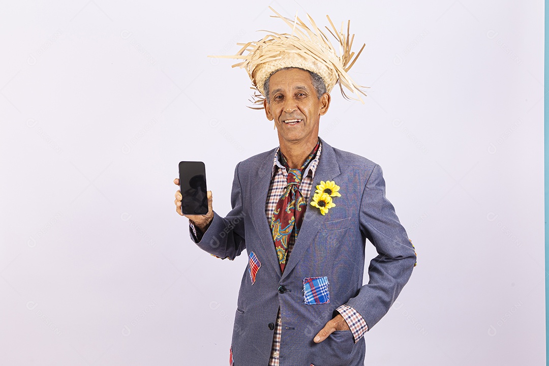 Homem com trajes para comemorar festa junina