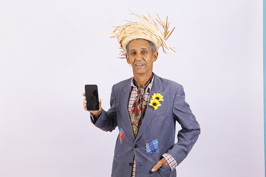 Homem com trajes para comemorar festa junina