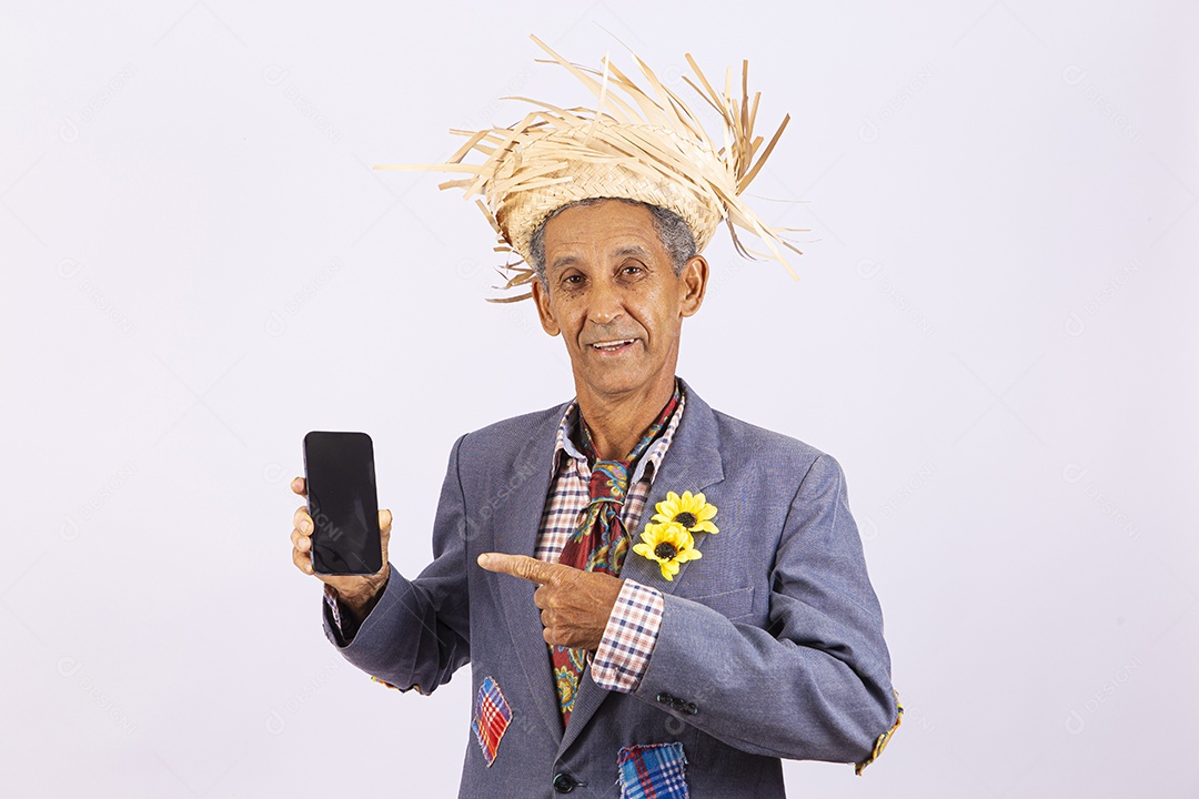 Homem com trajes para comemorar festa junina