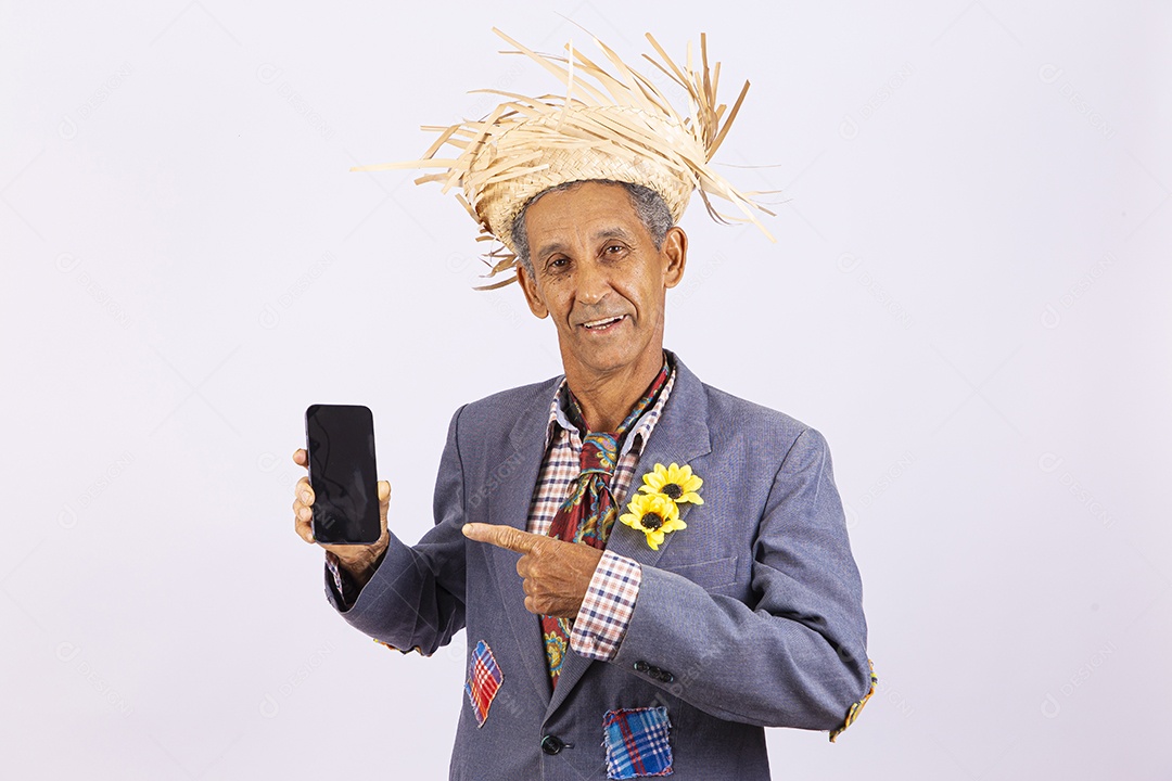 Homem com trajes para comemorar festa junina