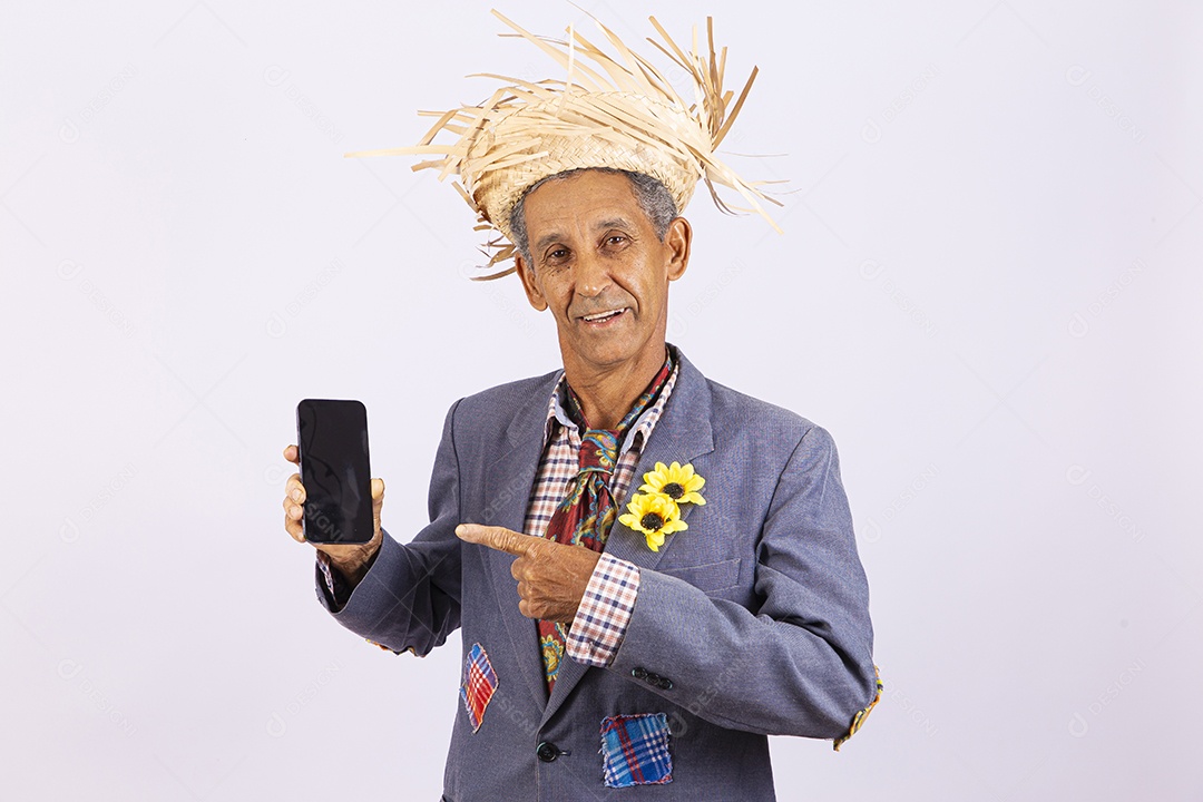 Homem com trajes para comemorar festa junina