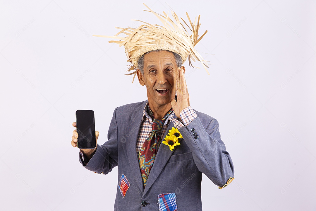 Homem com trajes para comemorar festa junina