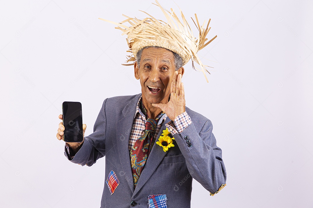 Homem com trajes para comemorar festa junina