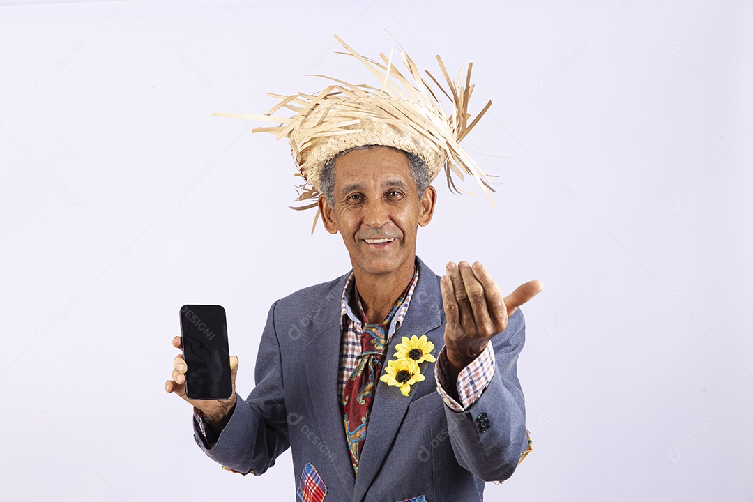 Homem com trajes para comemorar festa junina