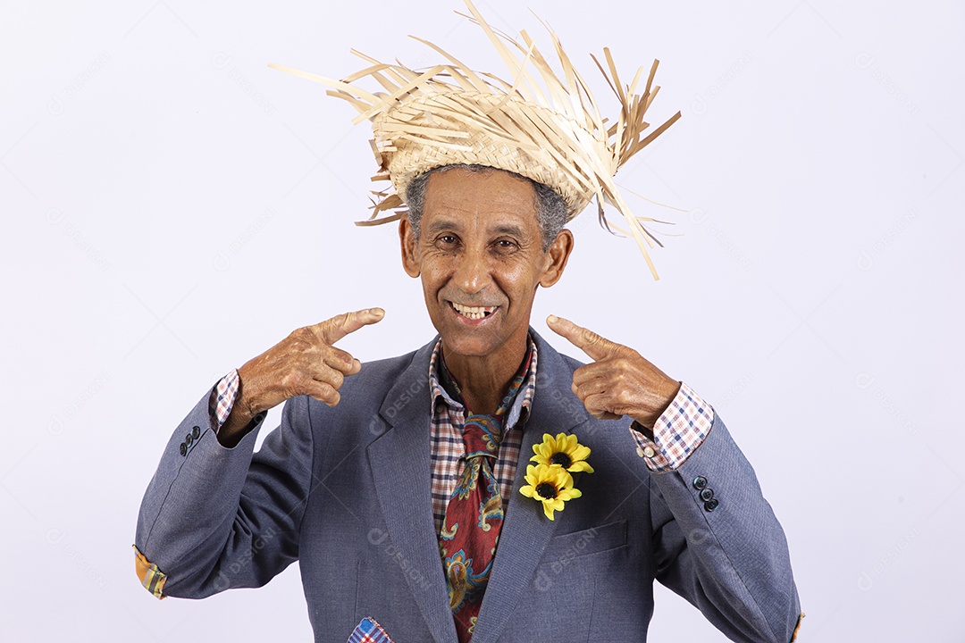 Homem com trajes para comemorar festa junina