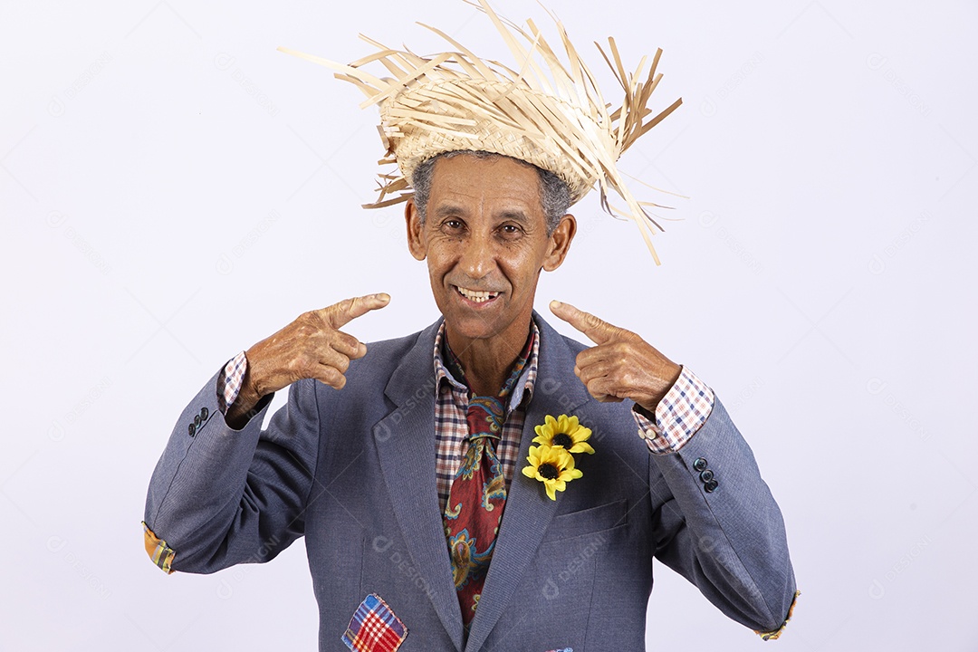 Homem com trajes para comemorar festa junina