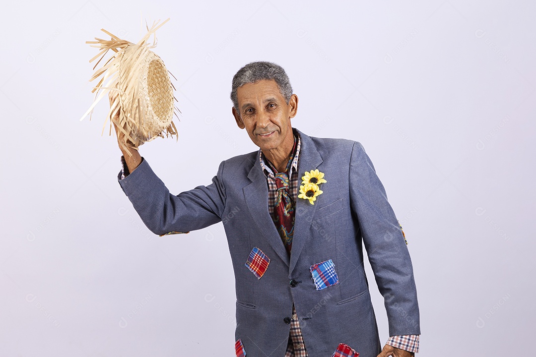 Homem com trajes para comemorar festa junina