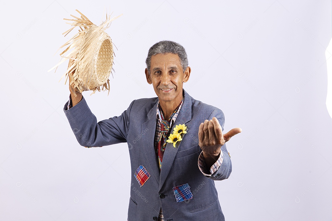 Homem com trajes para comemorar festa junina