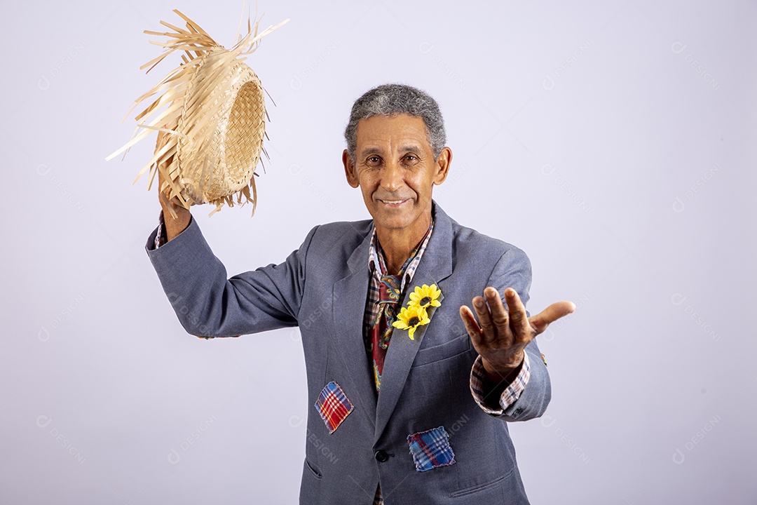 Homem com trajes para comemorar festa junina