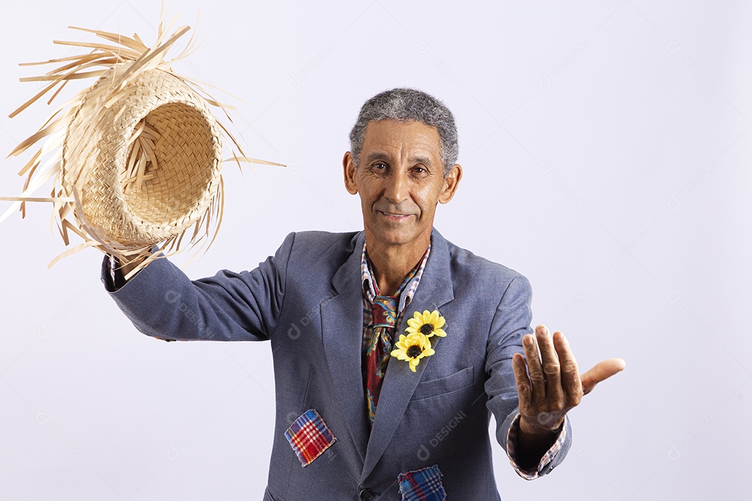 Homem com trajes para comemorar festa junina