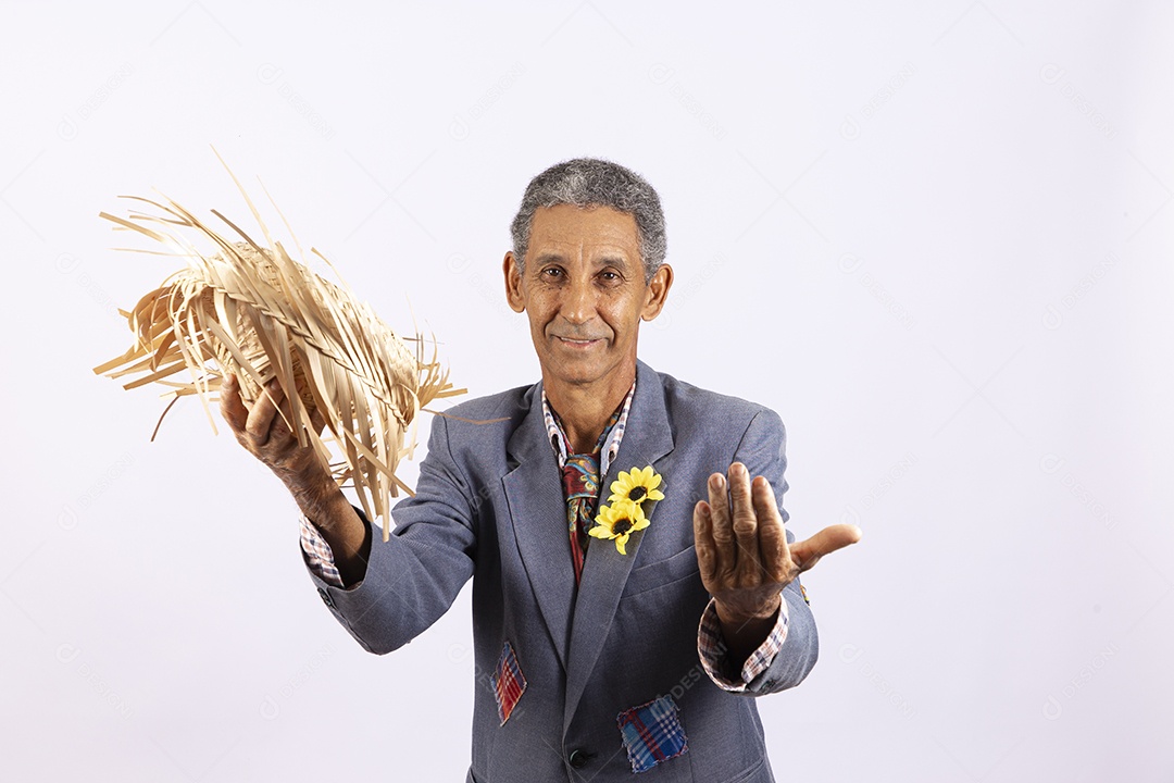 Homem com trajes para comemorar festa junina