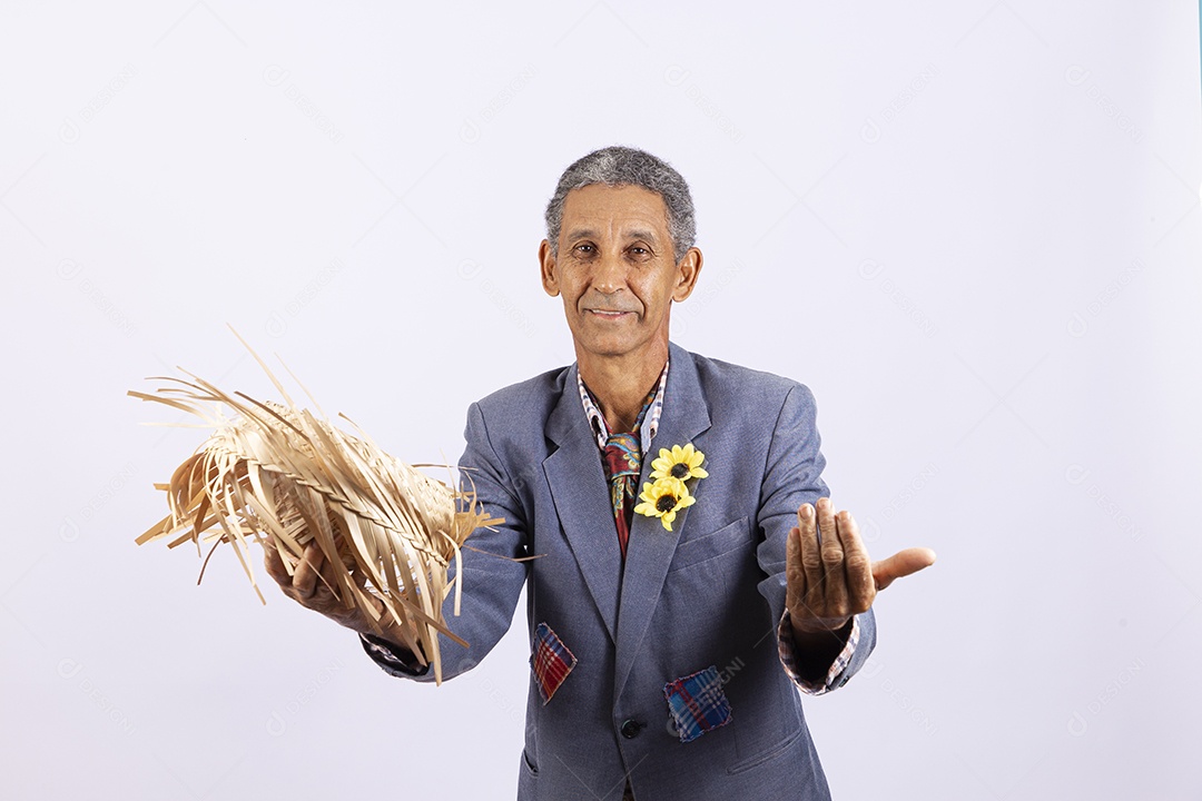 Homem com trajes para comemorar festa junina