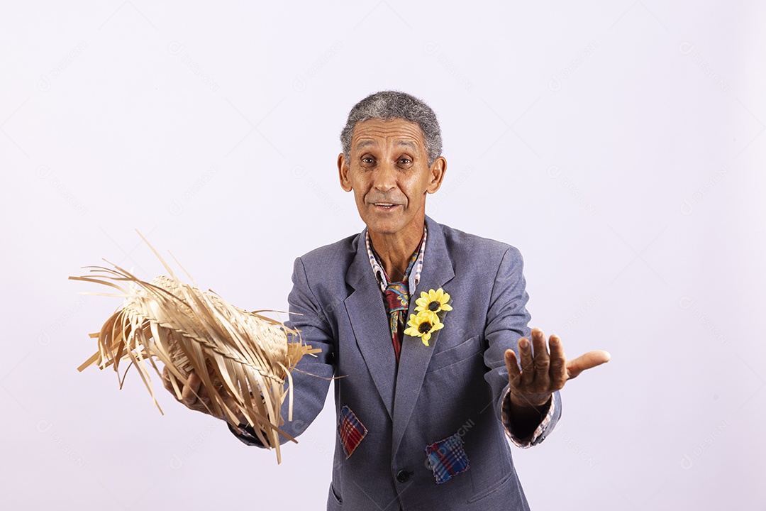 Homem com trajes para comemorar festa junina