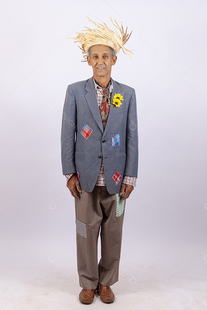 Homem com trajes para comemorar festa junina