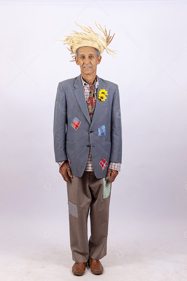 Homem com trajes para comemorar festa junina