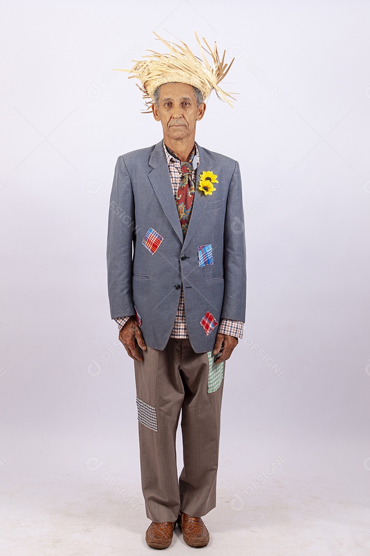 Homem com trajes para comemorar festa junina