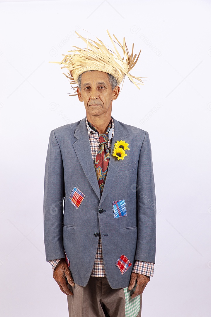 Homem com trajes para comemorar festa junina