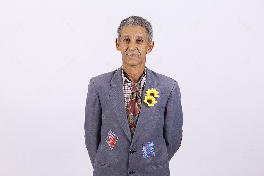 Homem com traje de festa junina