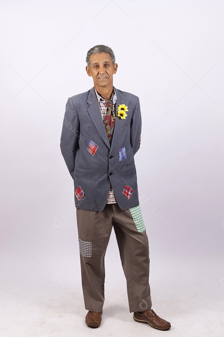 Homem com traje de festa junina