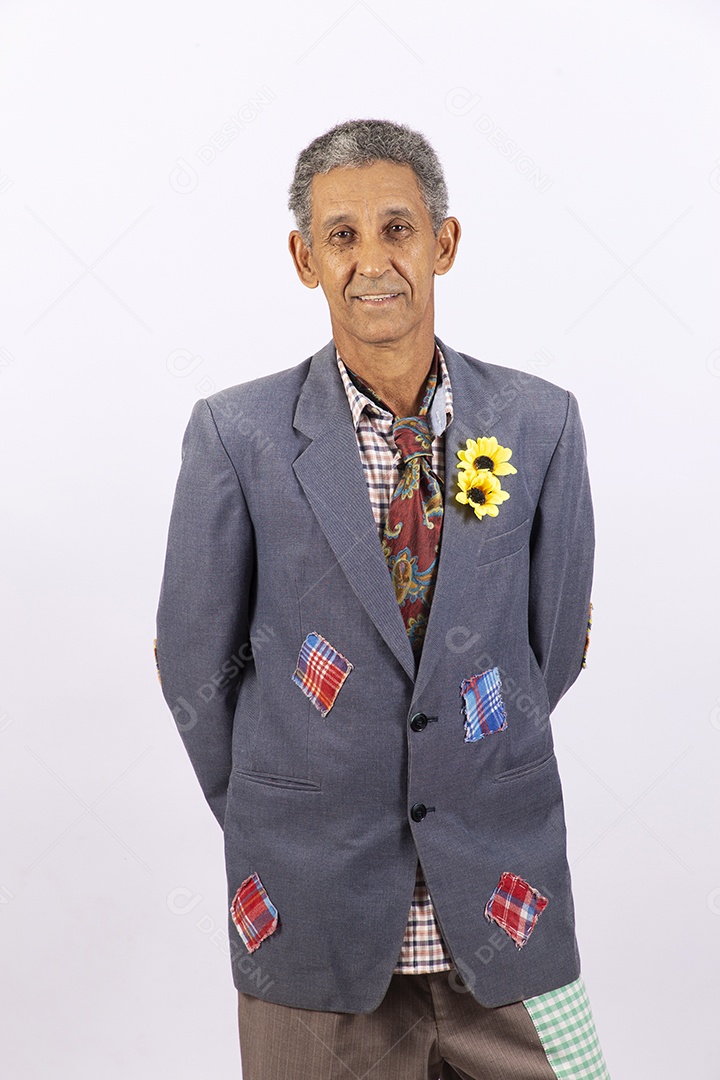 Homem com trajes de festa junina