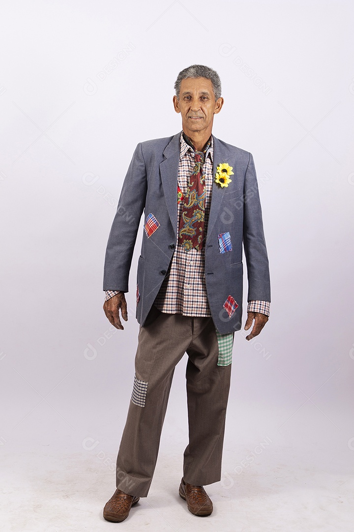 Homem com traje de festa junina