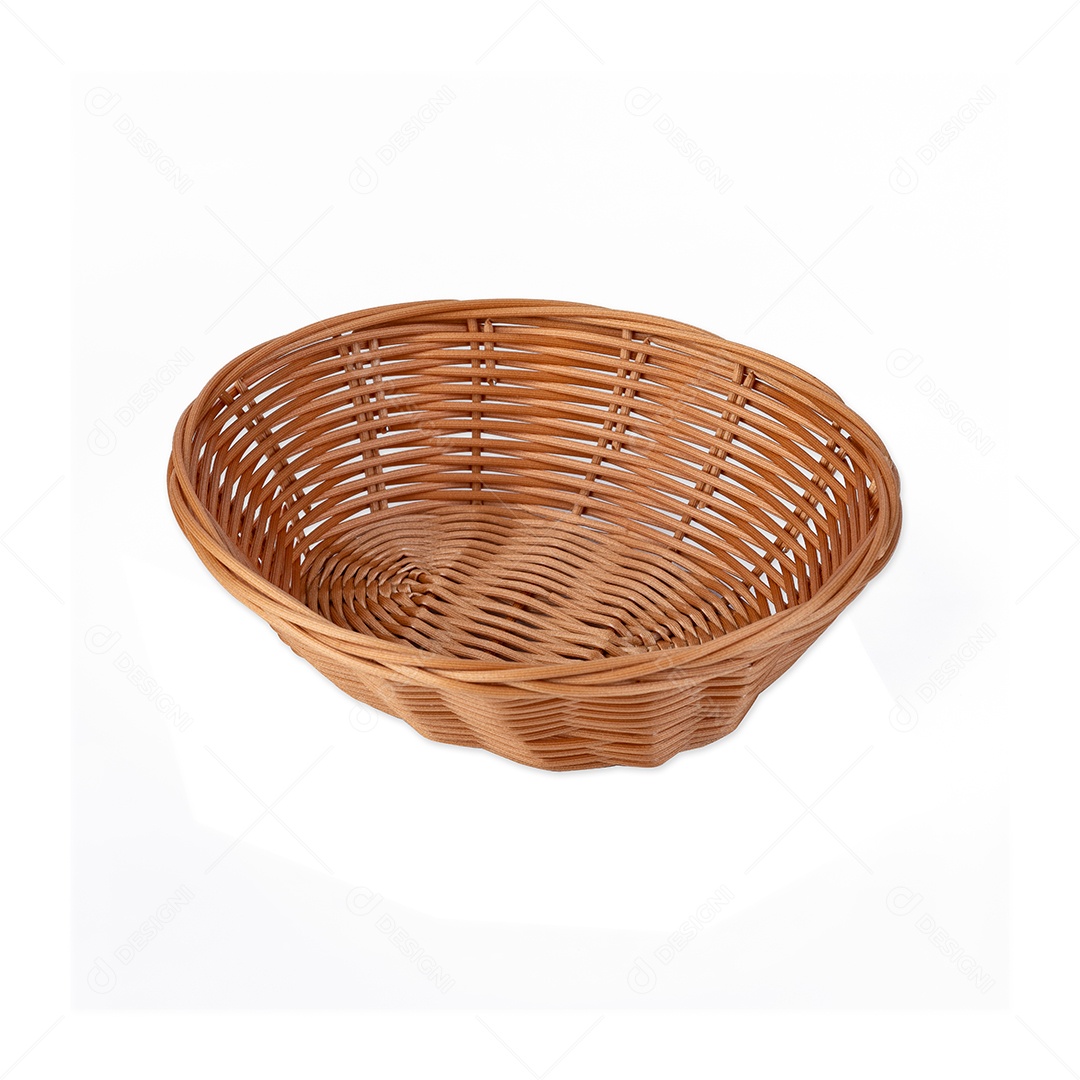 Cesta de palha vazia isolada sobre fundo branco