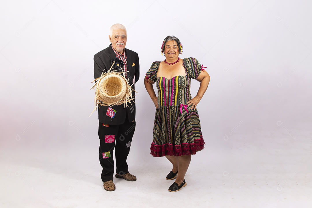 Casal sênior com trajes de festa junina