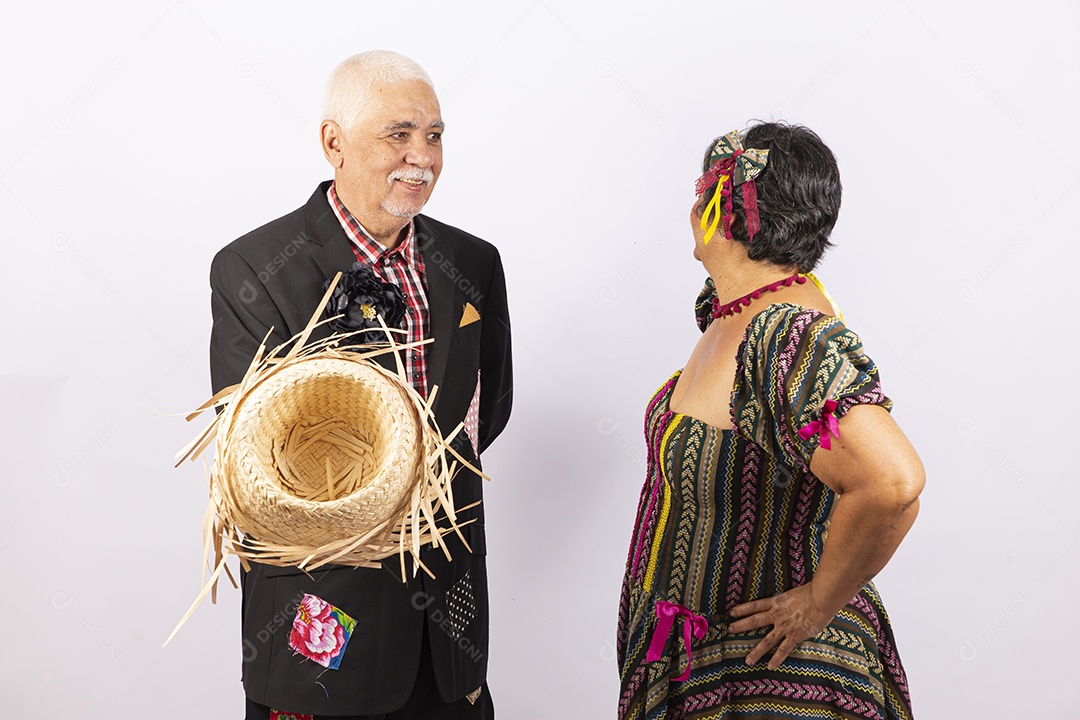 Casal sênior com trajes de festa junina