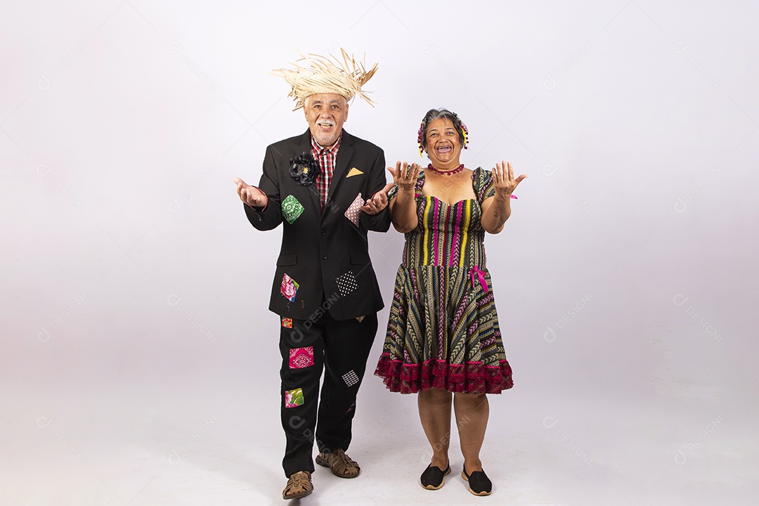 Casal sênior com trajes de festa junina