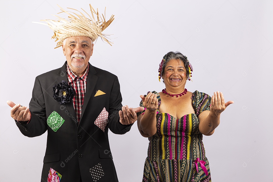 Casal sênior com trajes de festa junina