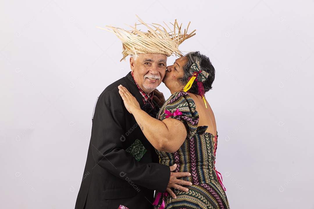 Casal sênior com trajes comemorando São João