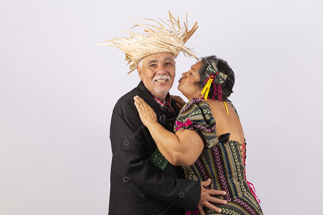 Casal sênior com trajes comemorando São João