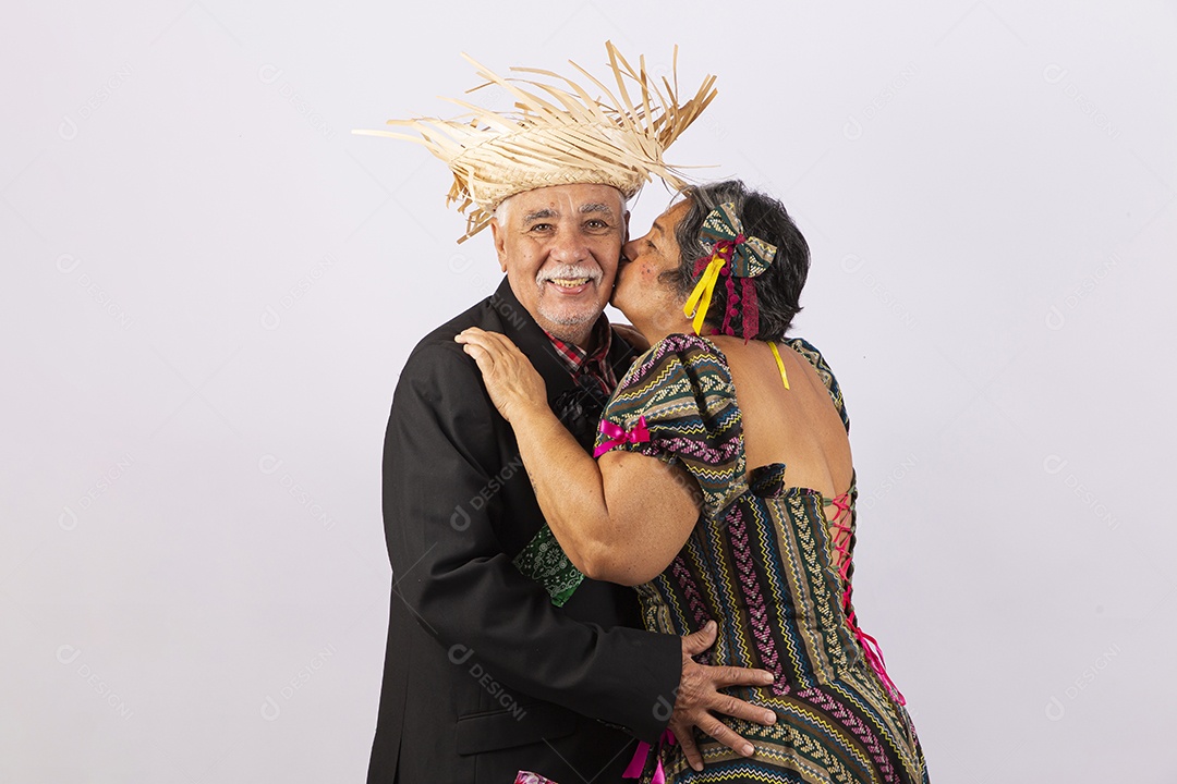 Casal sênior com trajes comemorando São João