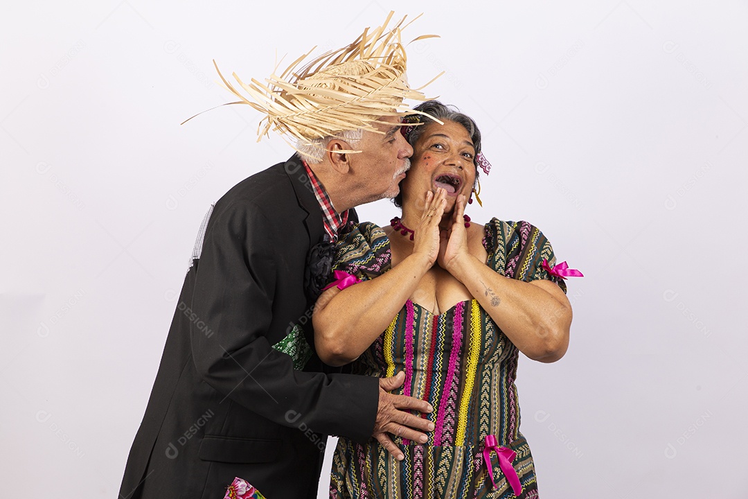 Casal sênior com trajes comemorando São João