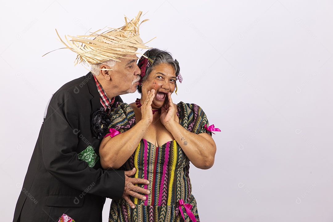 Casal sênior com trajes comemorando São João