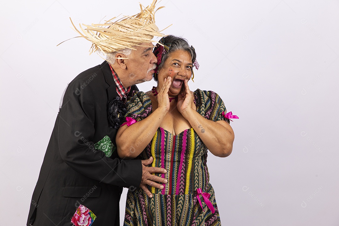 Casal sênior com trajes comemorando São João