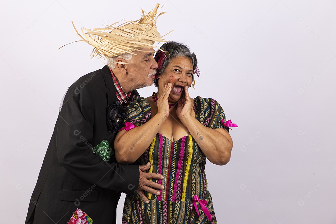 Casal sênior com trajes comemorando São João