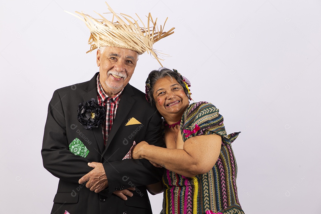 Casal sênior com trajes comemorando São João