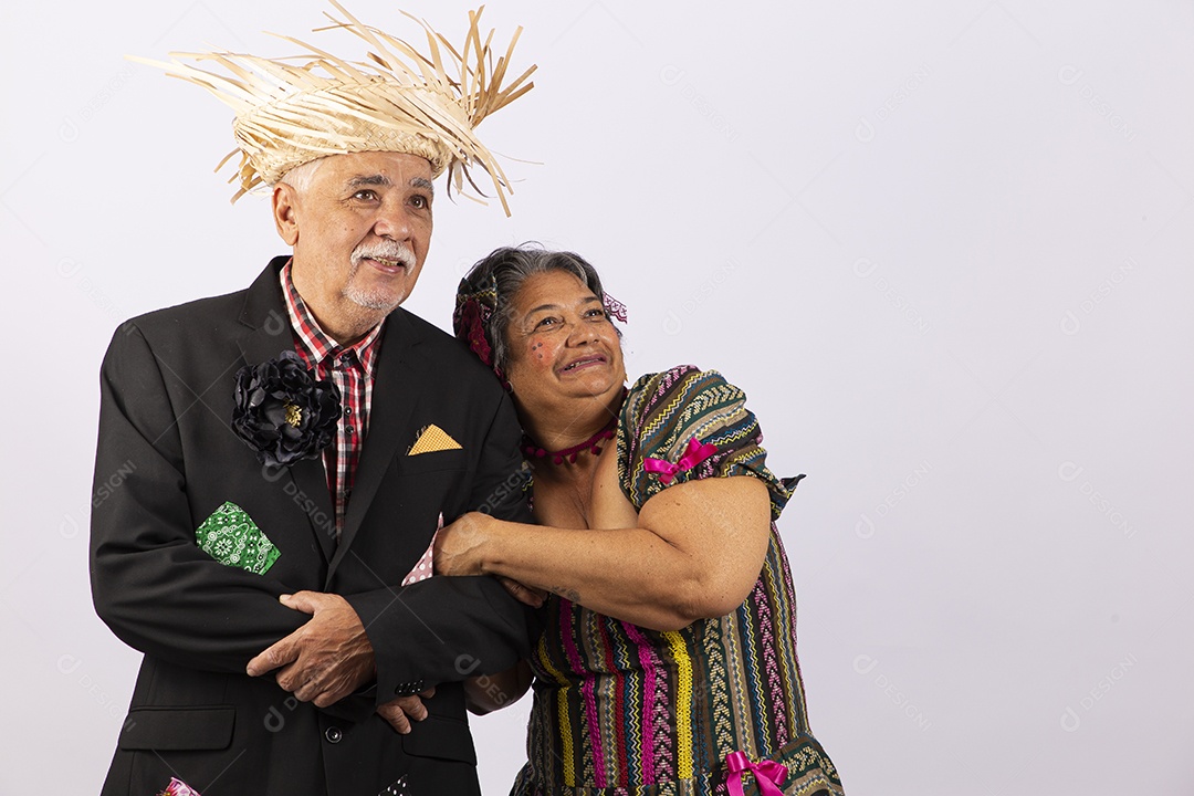 Casal sênior com trajes comemorando São João