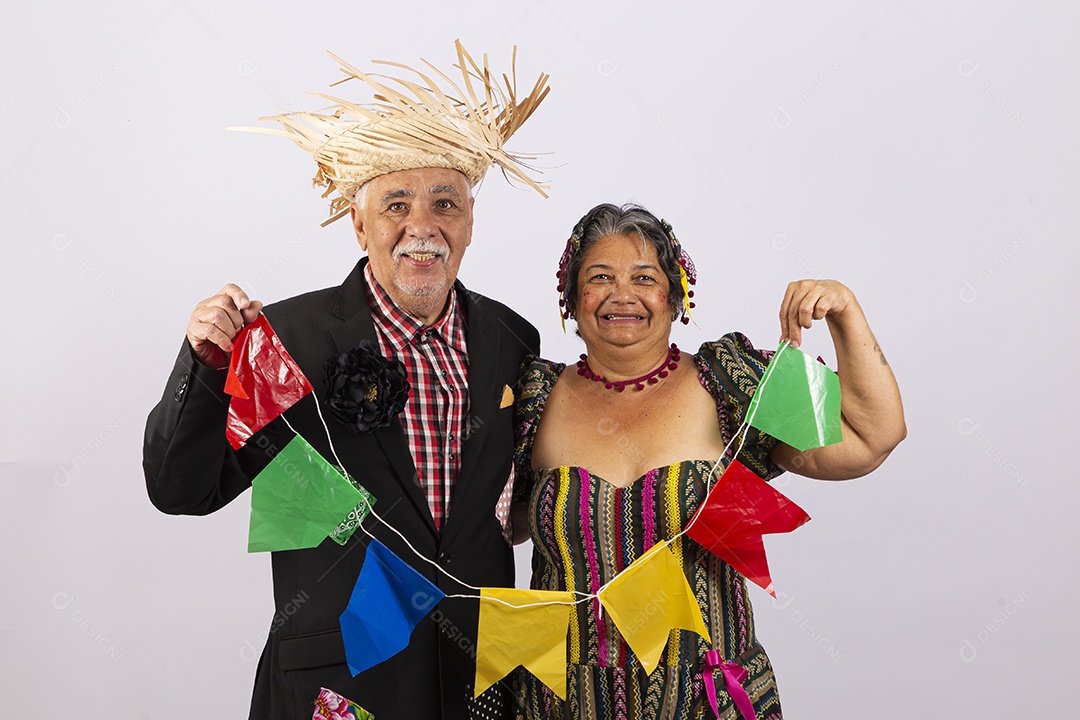 Casal sênior com trajes comemorando São João