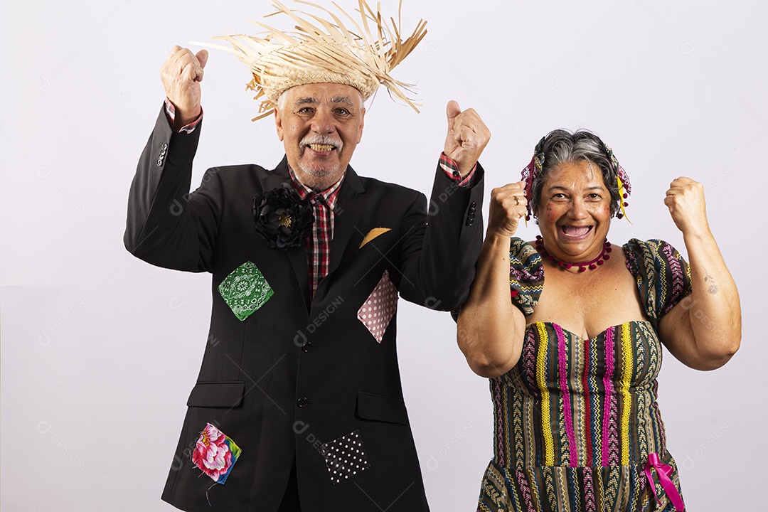 Casal sênior com trajes comemorando São João