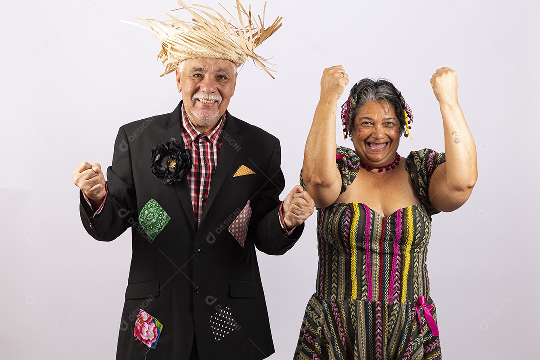 Casal sênior com trajes comemorando São João