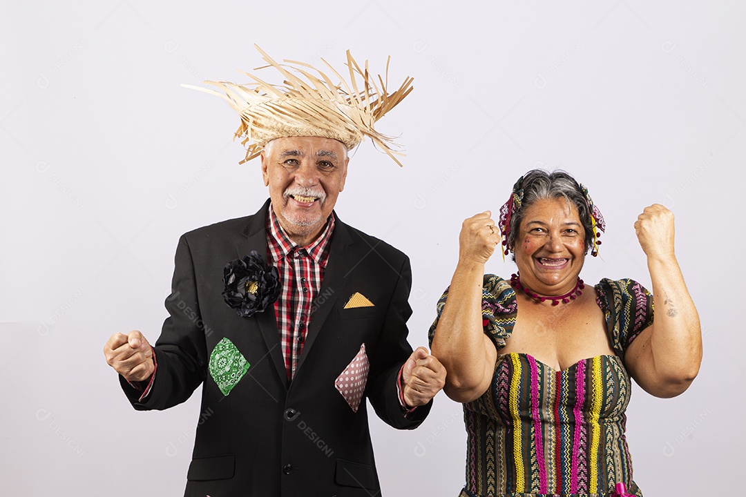 Casal sênior com trajes comemorando São João