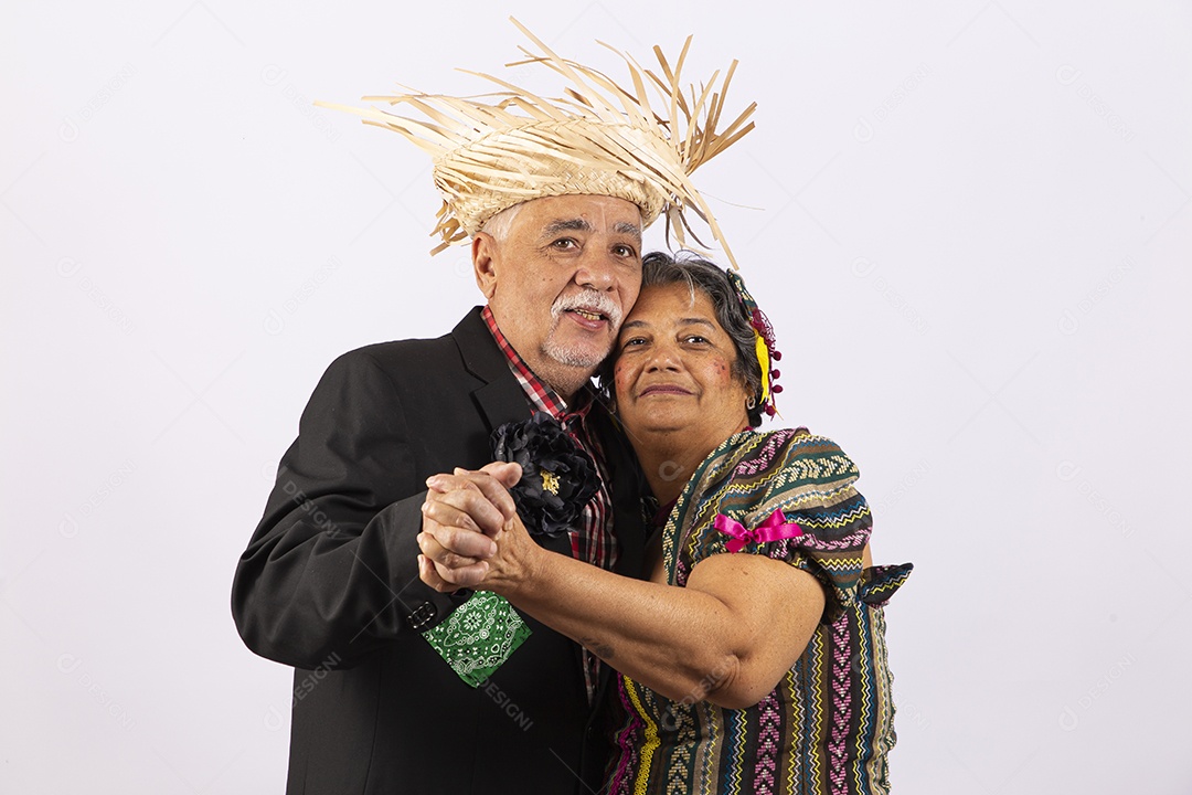 Casal sênior com trajes comemorando São João