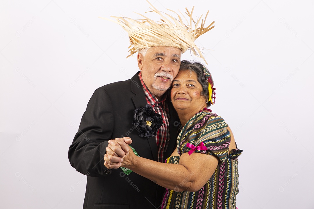 Casal sênior com trajes comemorando São João