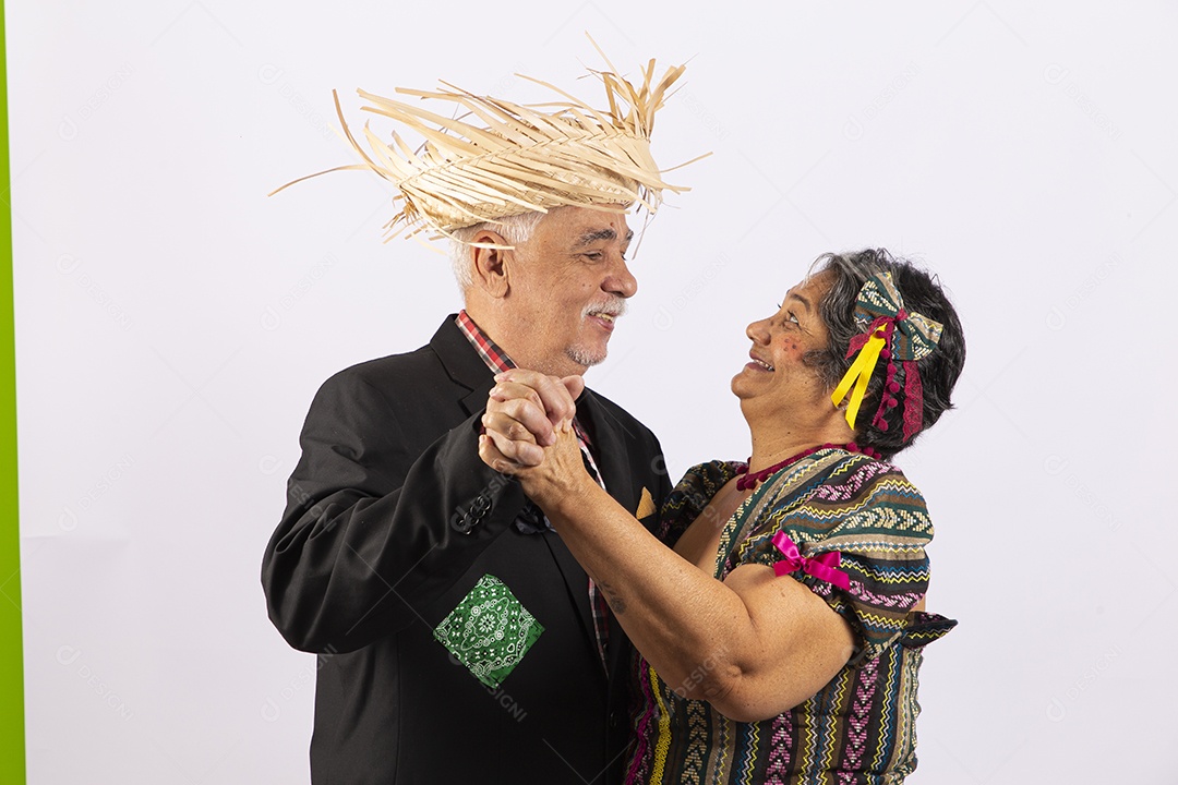 Casal sênior com trajes de festa junina