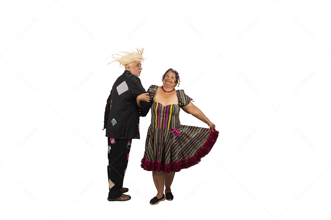 Casal sênior com trajes de festa junina