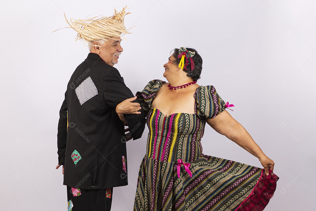 Casal sênior com trajes de festa junina